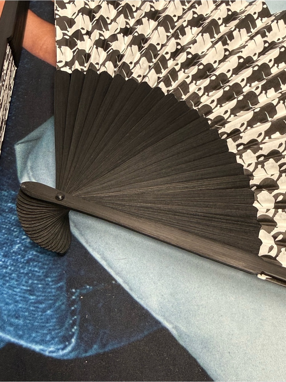 (new+plastic) Karl Lagerfeld Paris (RARE) Monogram Folding Hand Fan with Logo - Picture 4 of 6